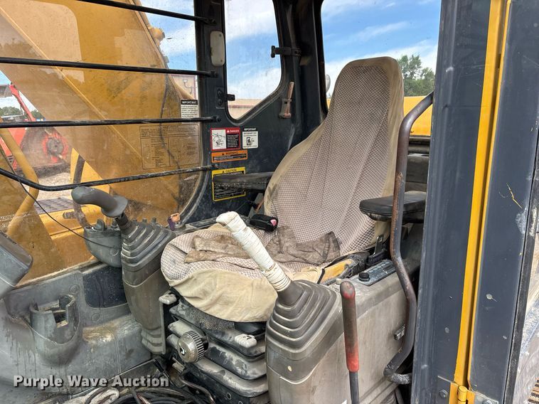 image for item DY0517 2002 John Deere 230C LC excavator