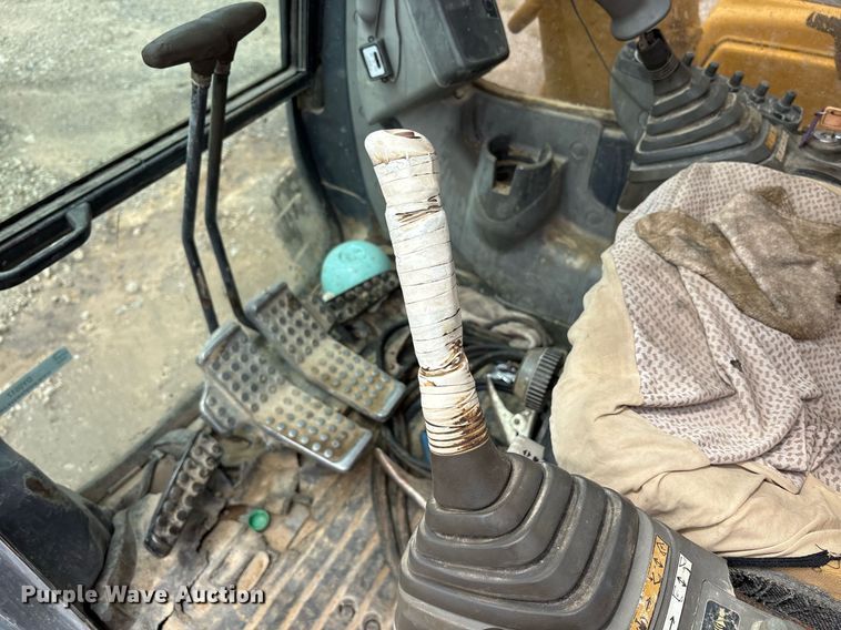 image for item DY0517 2002 John Deere 230C LC excavator