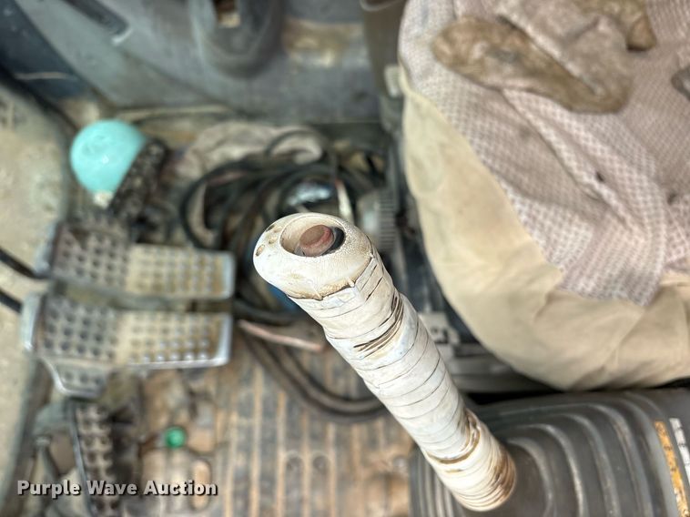 image for item DY0517 2002 John Deere 230C LC excavator