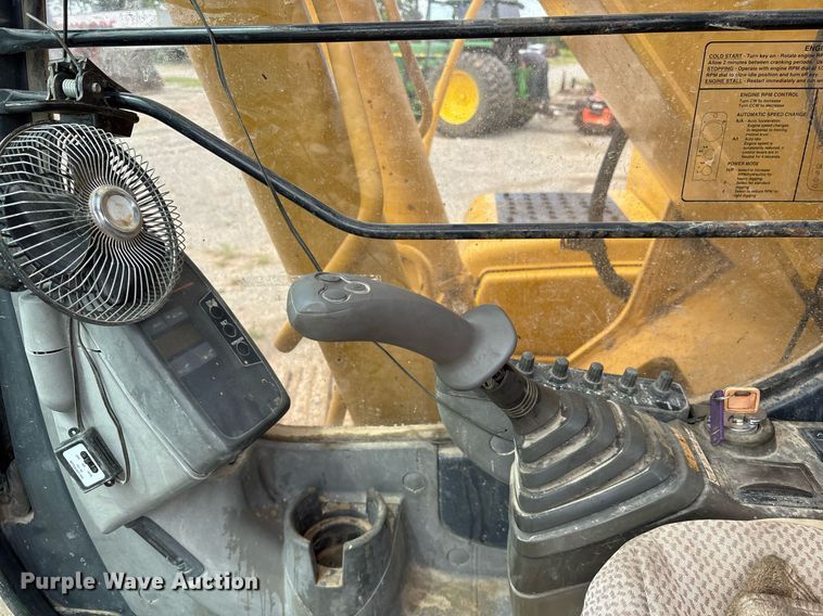 image for item DY0517 2002 John Deere 230C LC excavator