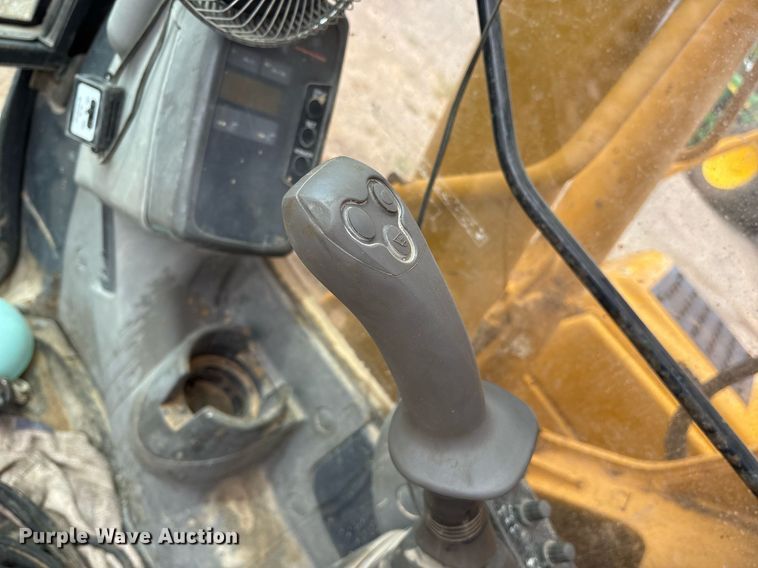 image for item DY0517 2002 John Deere 230C LC excavator