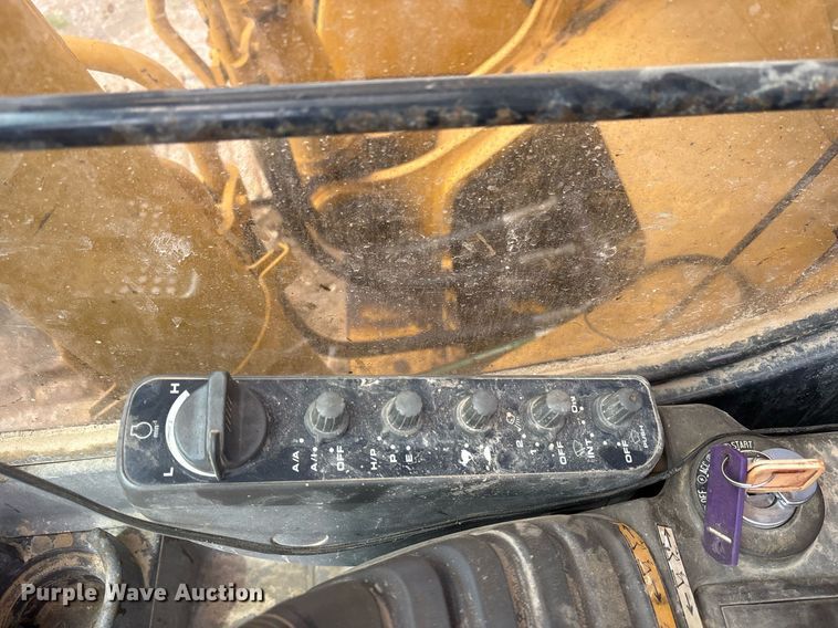 image for item DY0517 2002 John Deere 230C LC excavator