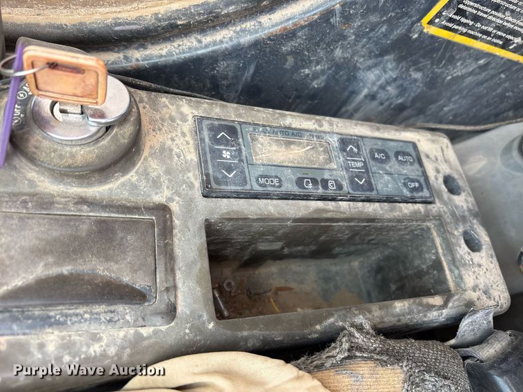 image for item DY0517 2002 John Deere 230C LC excavator