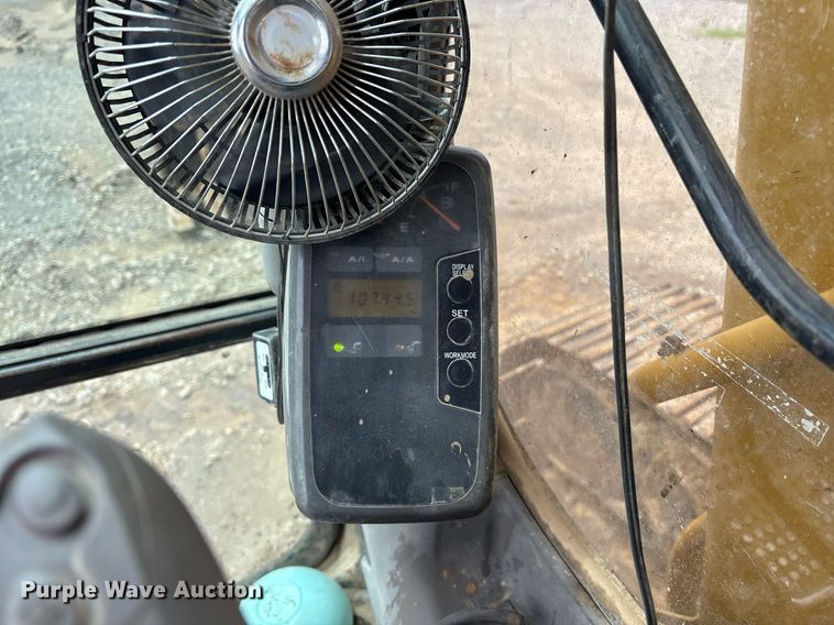 image for item DY0517 2002 John Deere 230C LC excavator