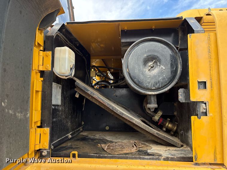 image for item DY0517 2002 John Deere 230C LC excavator