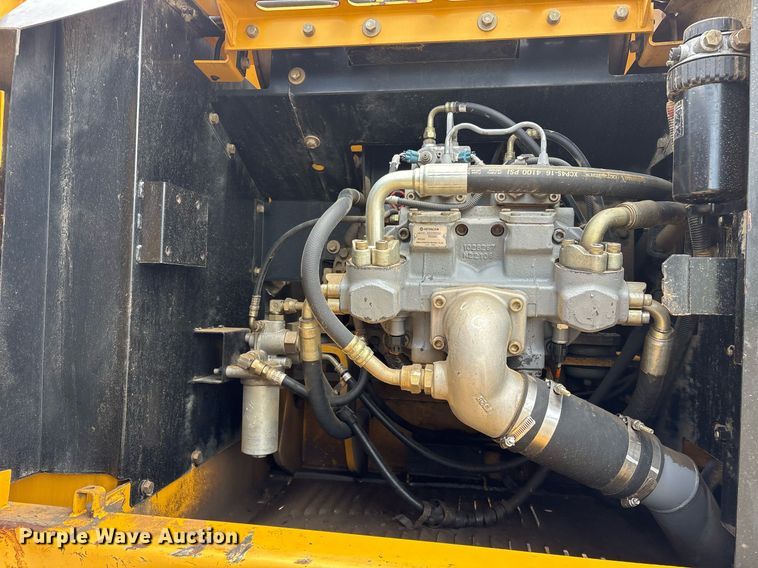 image for item DY0517 2002 John Deere 230C LC excavator