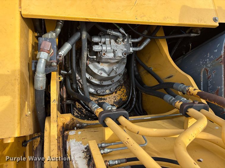 image for item DY0517 2002 John Deere 230C LC excavator