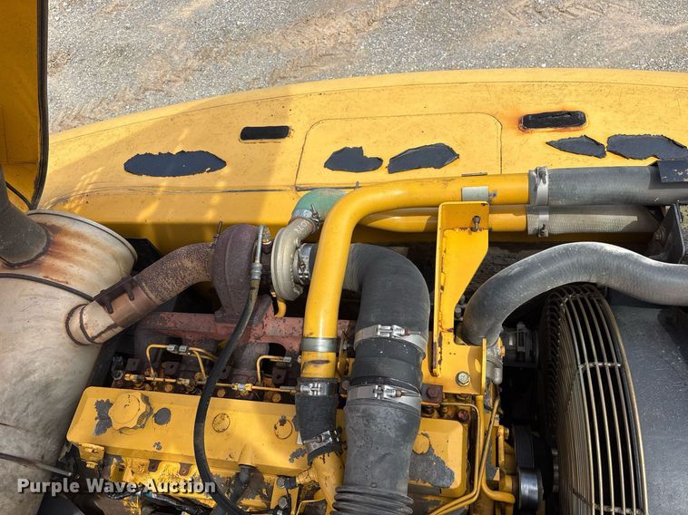 image for item DY0517 2002 John Deere 230C LC excavator