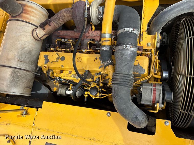 image for item DY0517 2002 John Deere 230C LC excavator