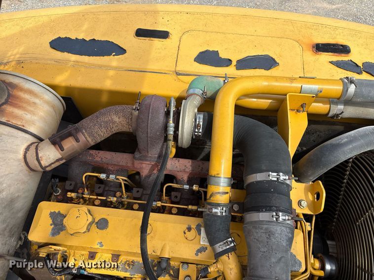 image for item DY0517 2002 John Deere 230C LC excavator