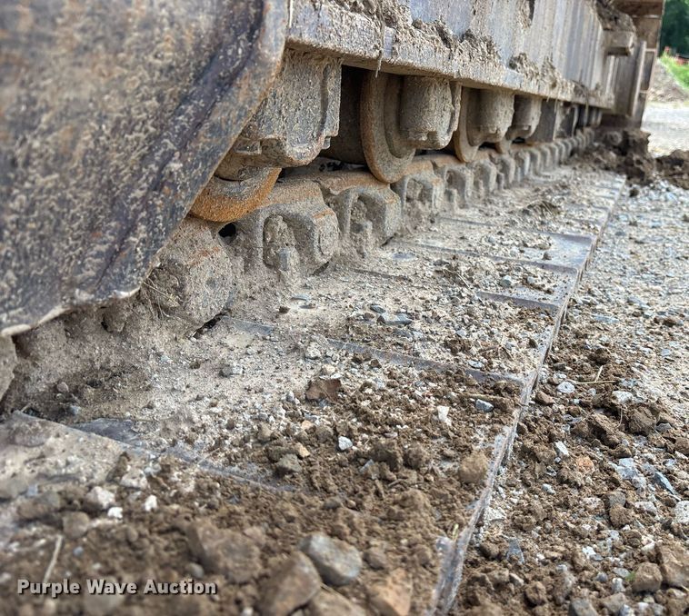 image for item DY0517 2002 John Deere 230C LC excavator