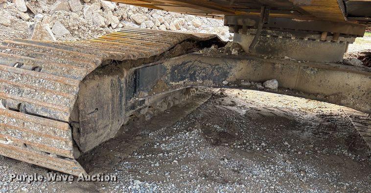 image for item DY0517 2002 John Deere 230C LC excavator