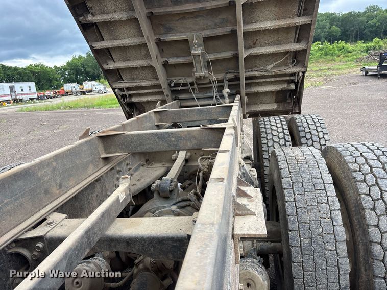 image for item DY0524 1988 Peterbilt dump truck