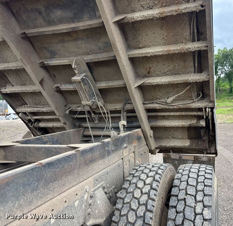 image for item DY0524 1988 Peterbilt dump truck