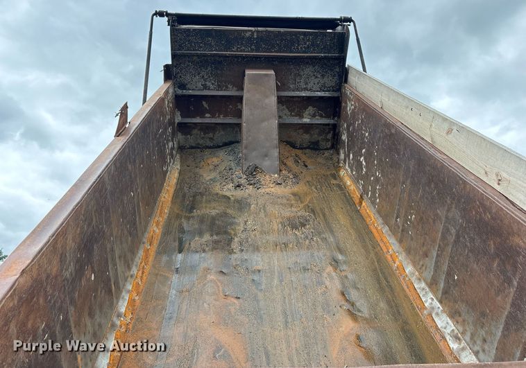 image for item DY0524 1988 Peterbilt dump truck