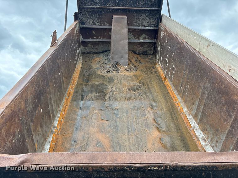 image for item DY0524 1988 Peterbilt dump truck