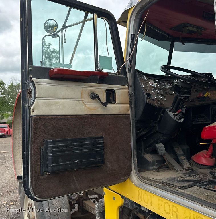 image for item DY0524 1988 Peterbilt dump truck