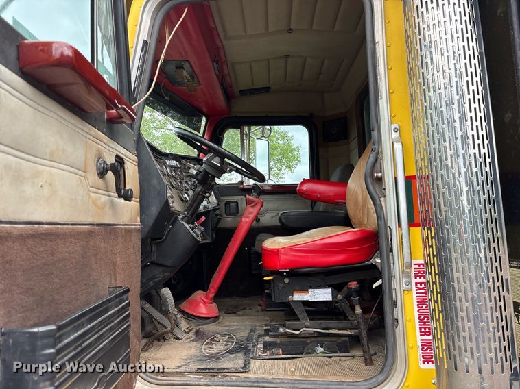 image for item DY0524 1988 Peterbilt dump truck