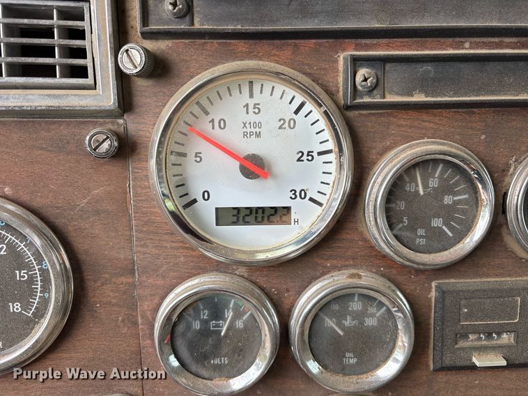 image for item DY0524 1988 Peterbilt dump truck