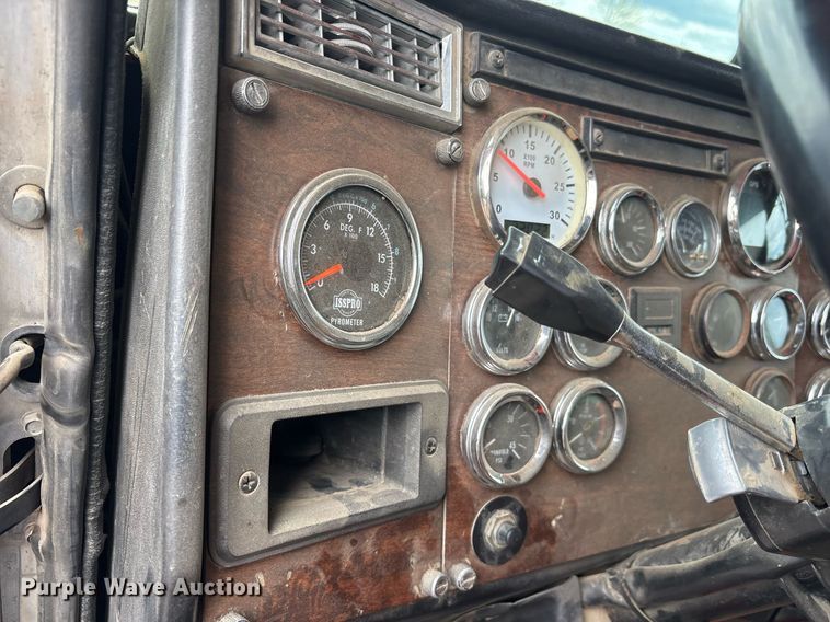 image for item DY0524 1988 Peterbilt dump truck