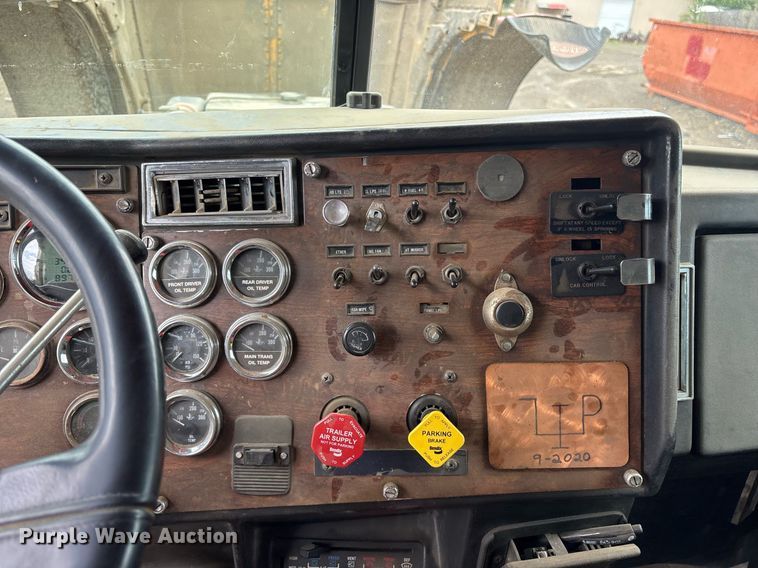 image for item DY0524 1988 Peterbilt dump truck