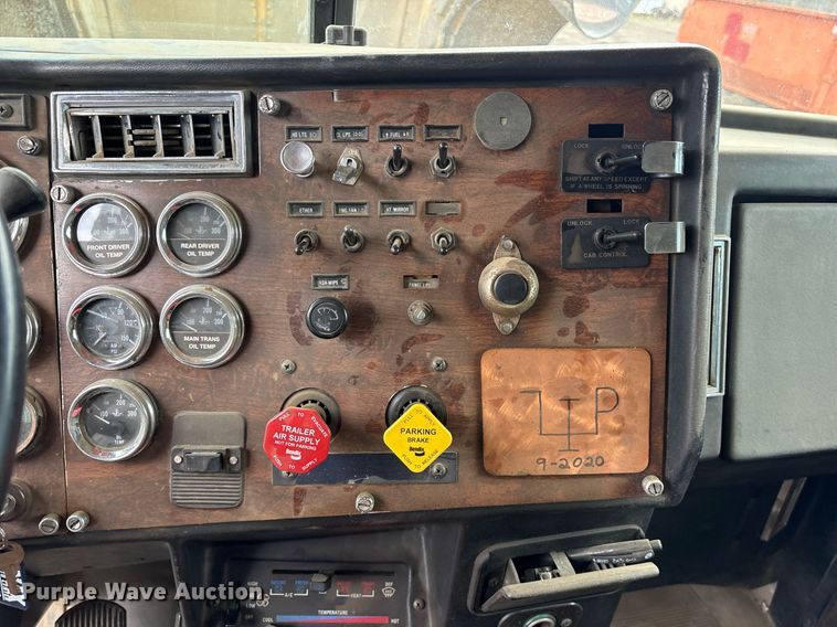 image for item DY0524 1988 Peterbilt dump truck