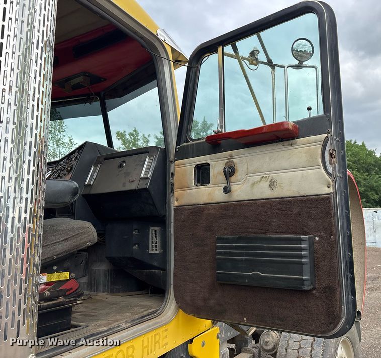 image for item DY0524 1988 Peterbilt dump truck