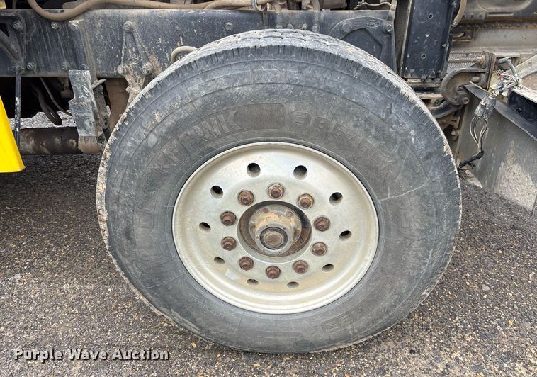 image for item DY0524 1988 Peterbilt dump truck