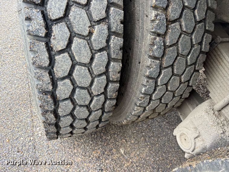 image for item DY0524 1988 Peterbilt dump truck