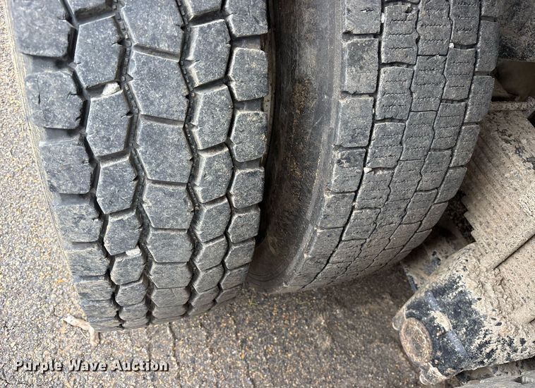 image for item DY0524 1988 Peterbilt dump truck