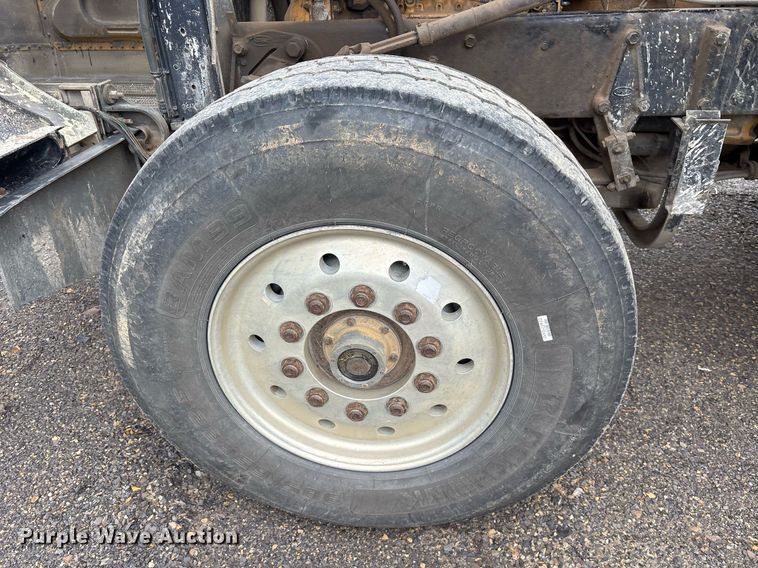 image for item DY0524 1988 Peterbilt dump truck