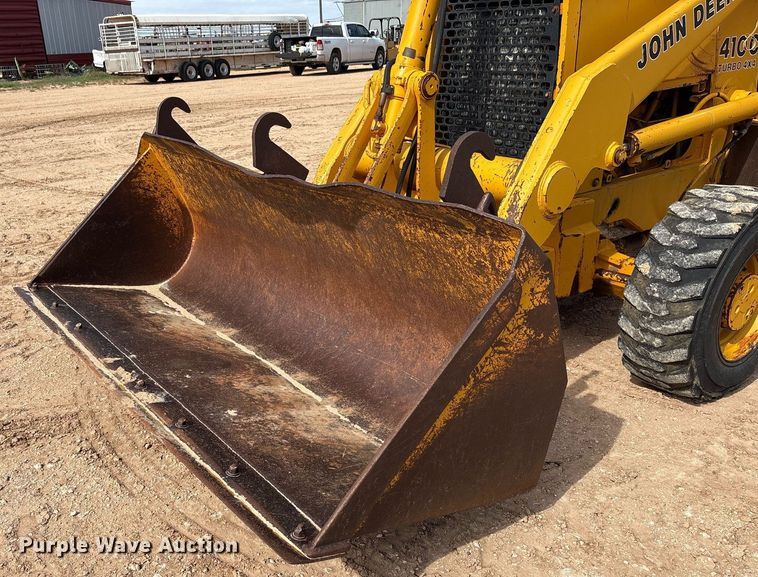 image for item DY2501 1989 John Deere 410C backhoe
