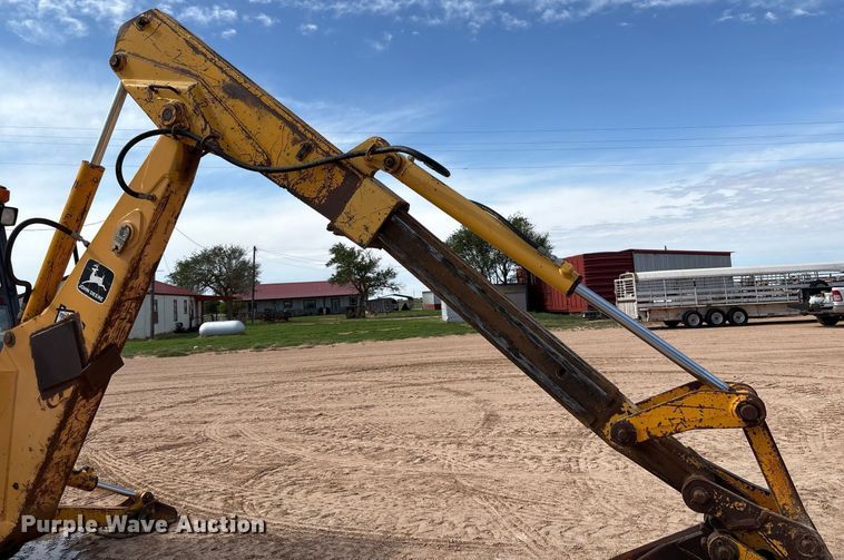 image for item DY2501 1989 John Deere 410C backhoe
