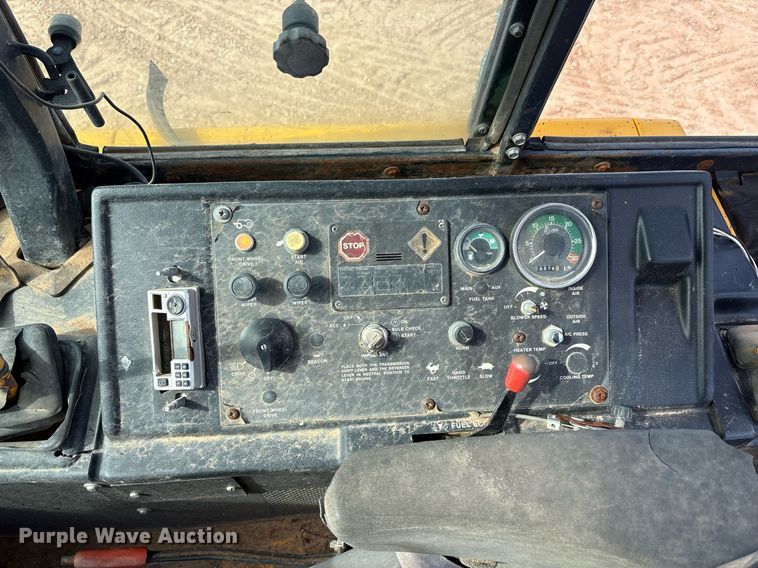 image for item DY2501 1989 John Deere 410C backhoe