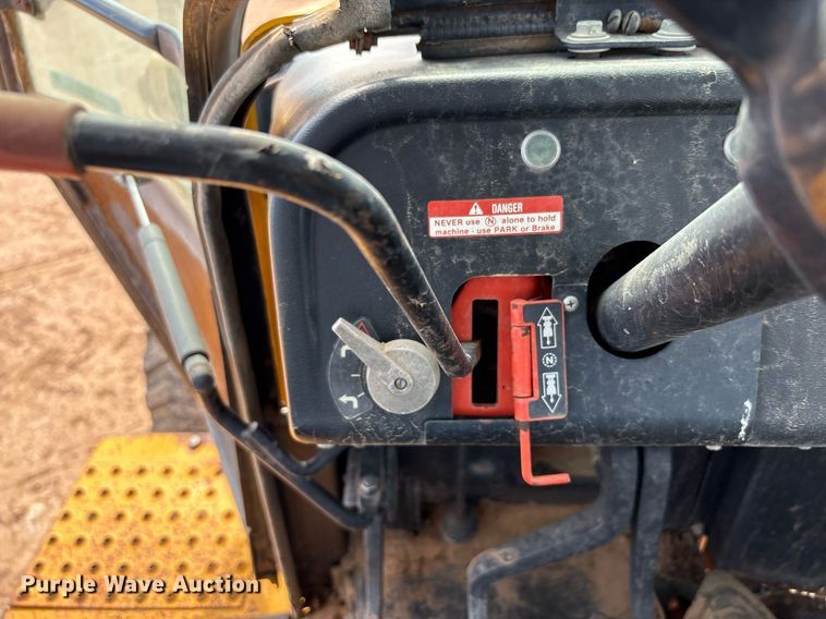 image for item DY2501 1989 John Deere 410C backhoe