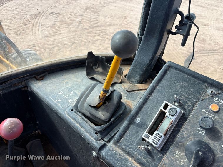 image for item DY2501 1989 John Deere 410C backhoe