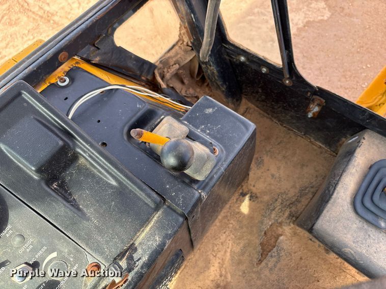 image for item DY2501 1989 John Deere 410C backhoe