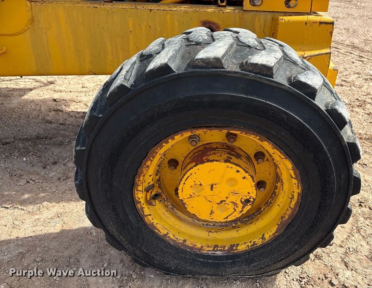 image for item DY2501 1989 John Deere 410C backhoe