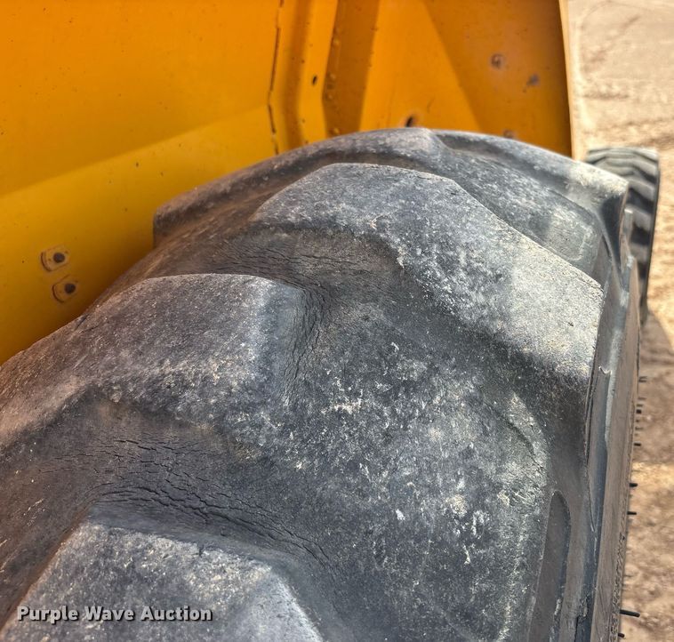 image for item DY2501 1989 John Deere 410C backhoe