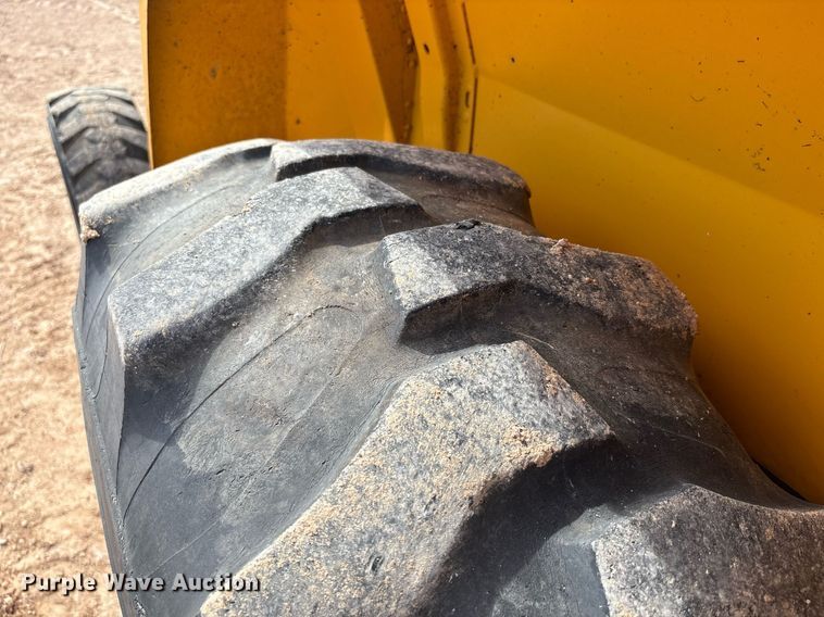 image for item DY2501 1989 John Deere 410C backhoe