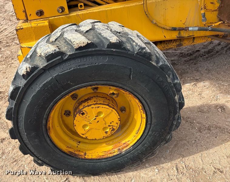 image for item DY2501 1989 John Deere 410C backhoe