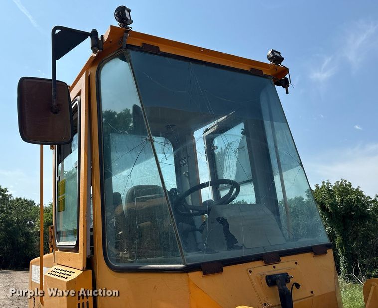 image for item DY2521 2001 Hyundai HL740-3 wheel loader