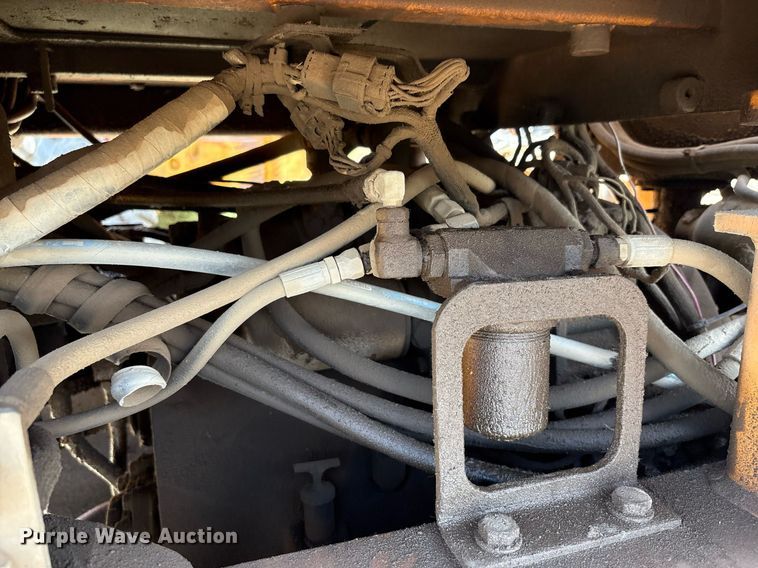 image for item DY2521 2001 Hyundai HL740-3 wheel loader