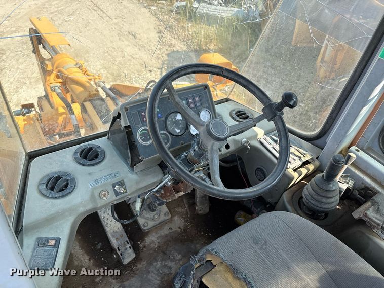 image for item DY2521 2001 Hyundai HL740-3 wheel loader