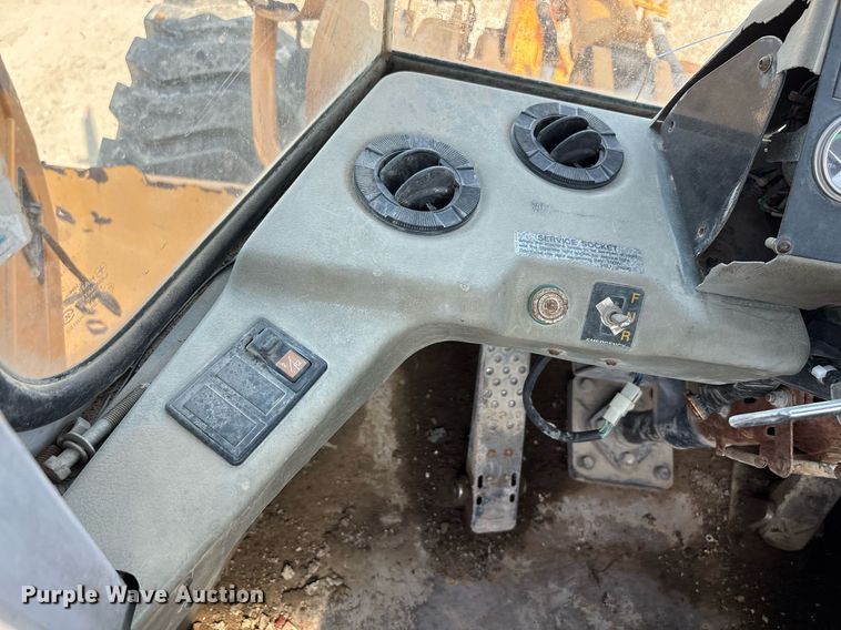 image for item DY2521 2001 Hyundai HL740-3 wheel loader