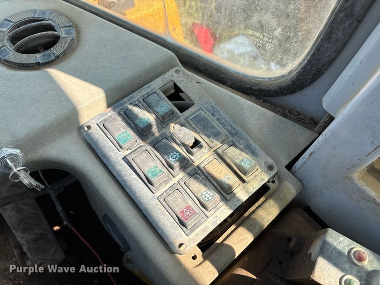 image for item DY2521 2001 Hyundai HL740-3 wheel loader