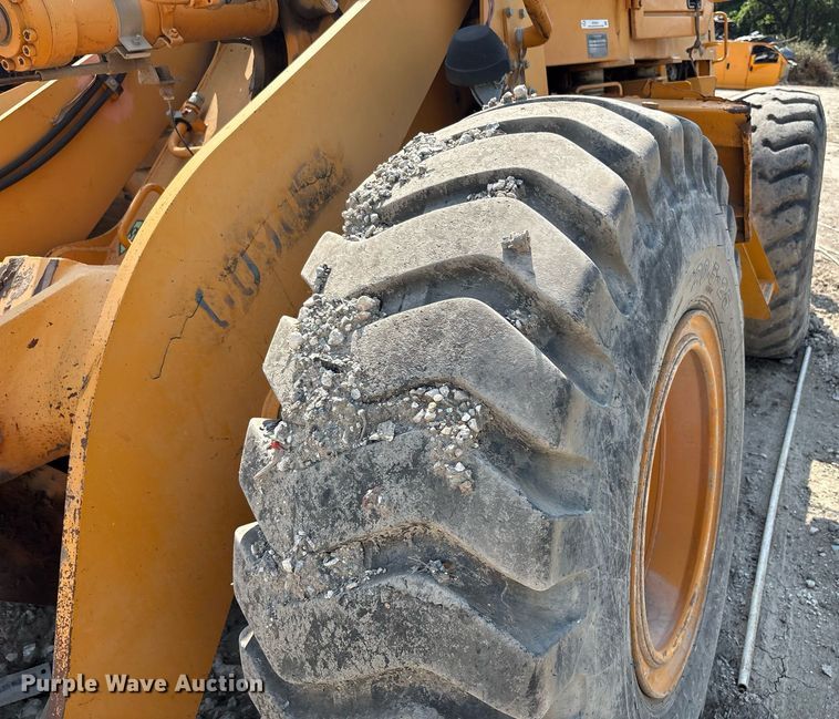 image for item DY2521 2001 Hyundai HL740-3 wheel loader