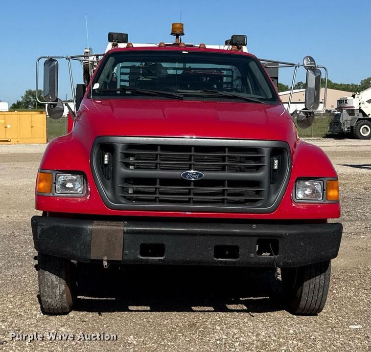image for item DZ4164 2000 Ford F650 Super Duty utility / service truck