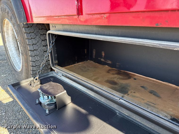 image for item DZ4164 2000 Ford F650 Super Duty utility / service truck