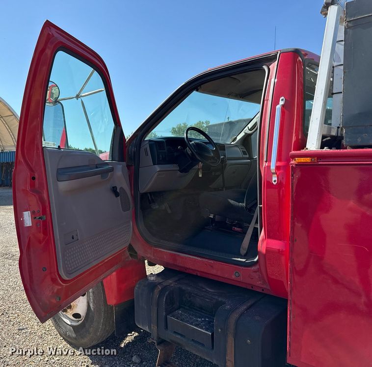 image for item DZ4164 2000 Ford F650 Super Duty utility / service truck